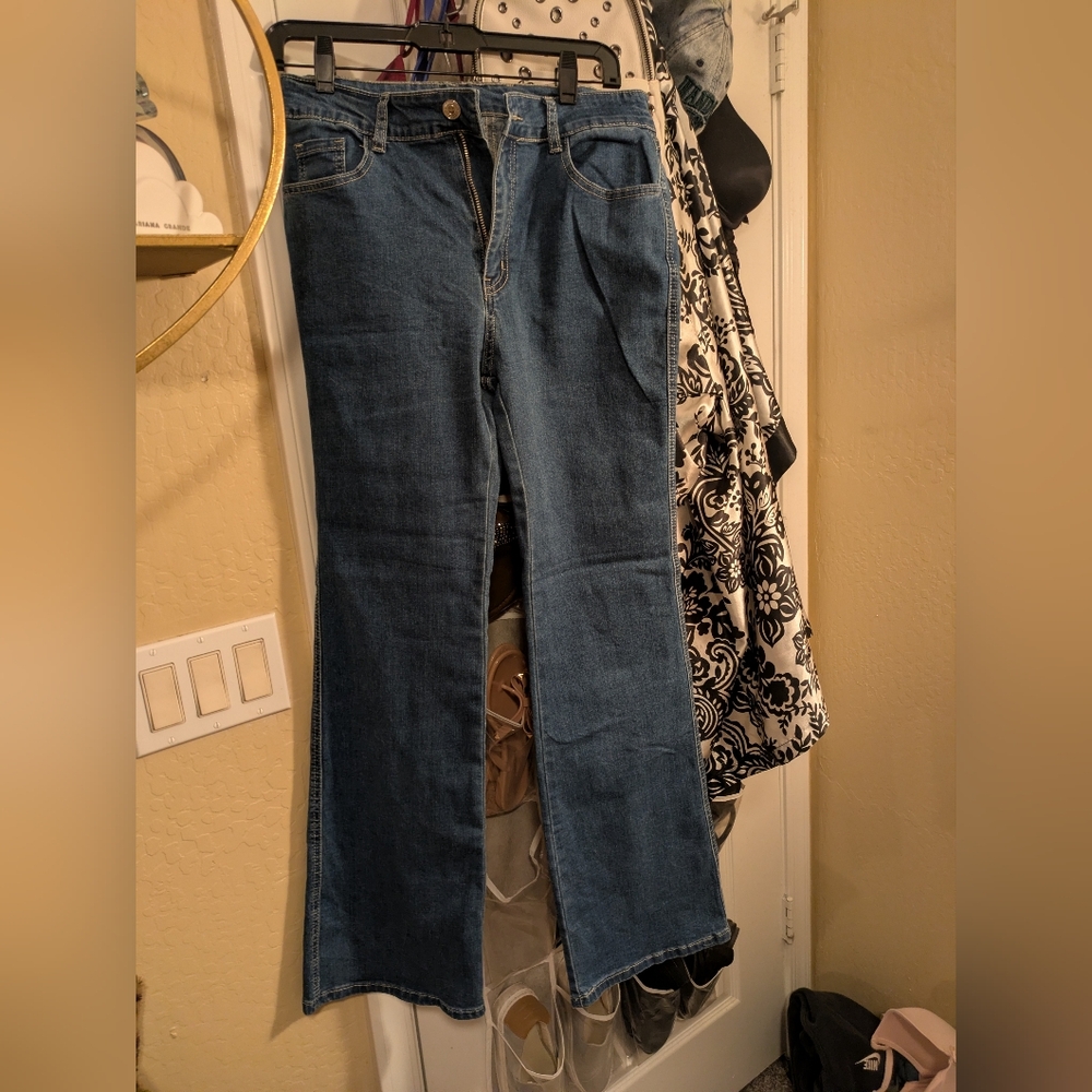 Dazy Classic Medium Wash Flare Jeans - Picture 3 of 11